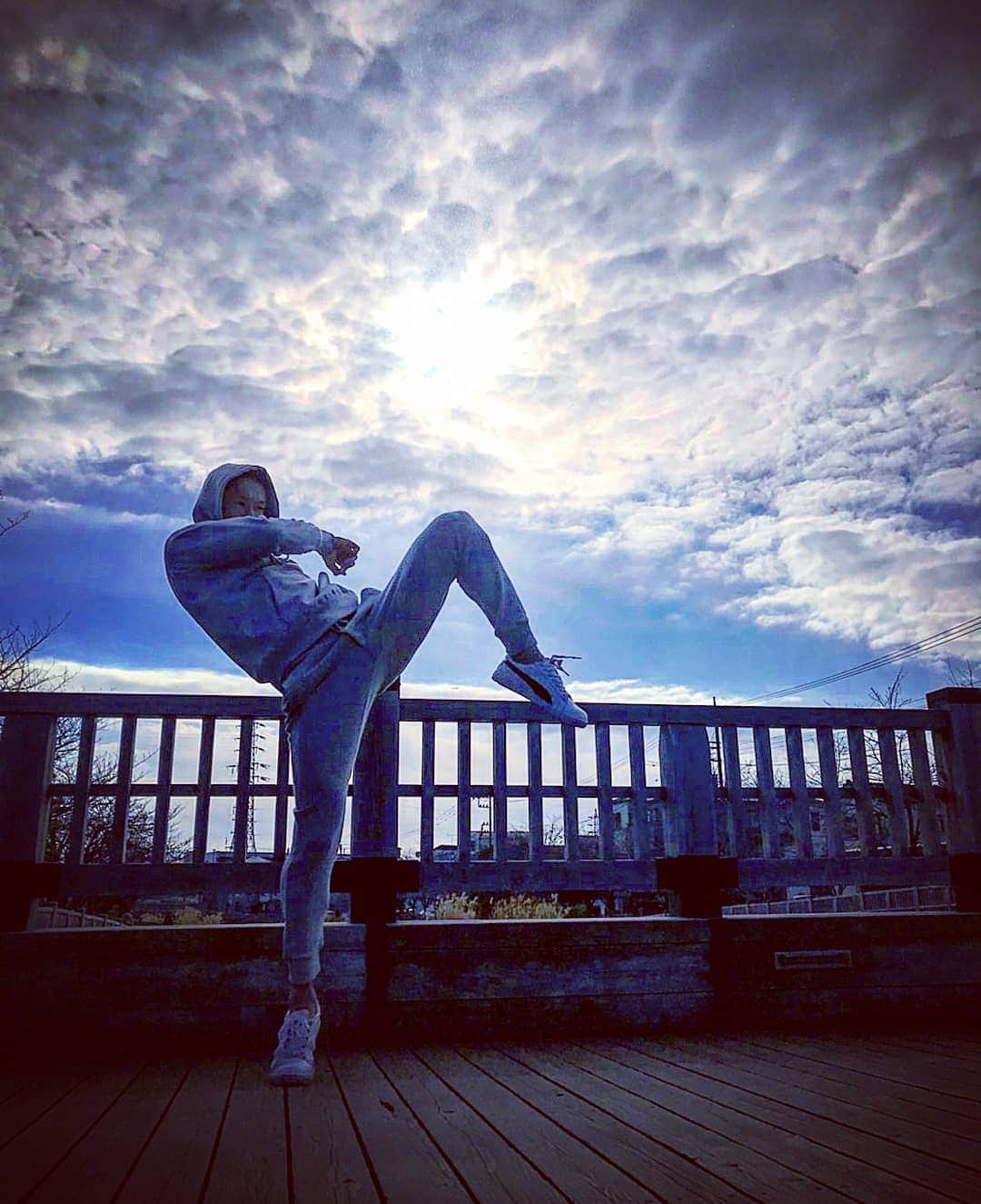 のインスタグラム：「【天を突く膝蹴り】  #撮影 #アメ車 #ハーレー #好きな漢が着る #THE漢のブランド #prasite #セットアップ #動きやすくてかっこいい #西村清吾 さん」