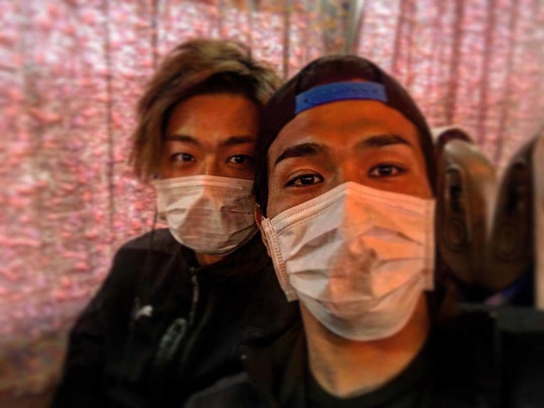 伊佐耕平のインスタグラム：「キャンプ行ってきます! 鹿児島遠い。ケツ限界。 #ケツ限 #レイチャーーンレイチャンチャン」