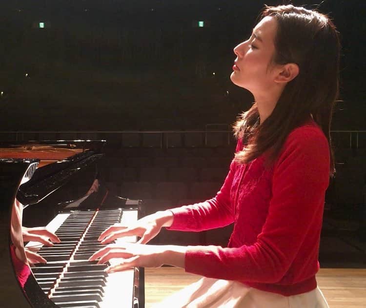 森本麻衣のインスタグラム：「More Deeply ...🎹🤲 . . . #piano#instapiano#pianist#maimorimoto#🎹 #森本麻衣#ピアノ#ピアニスト」