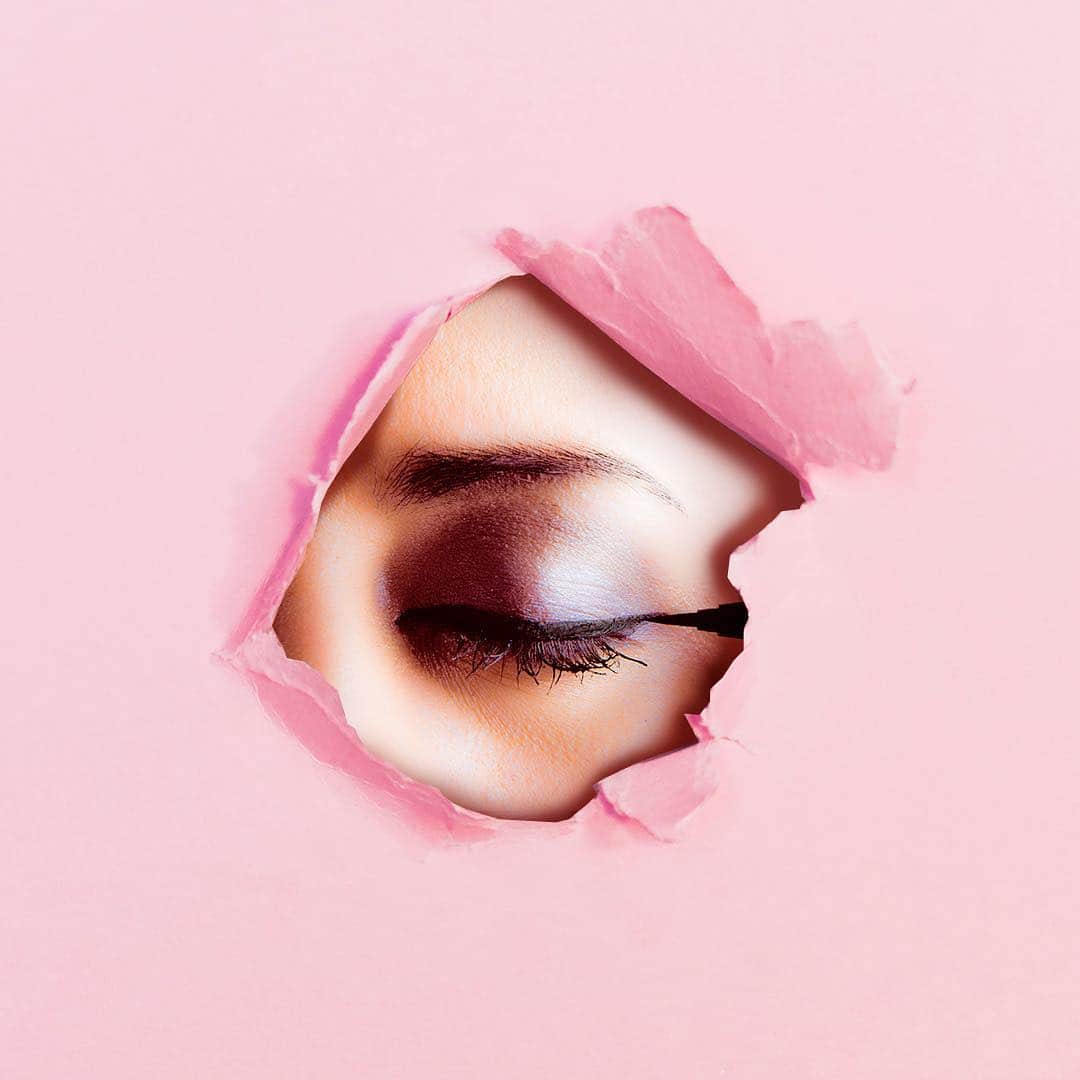 EYEMANIAのインスタグラム：「【NEW YOU, BORN AGAIN】 アイラインの長さだけで印象は変えられる。 だからメイクってやめられない。 ⠀⠀ Let’s have fun being you more! ⠀⠀ @eyemania01」