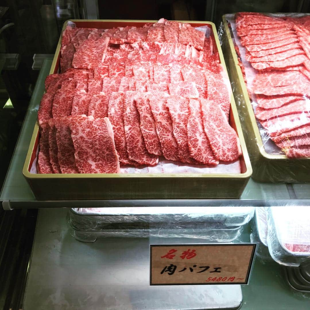 MAX鈴木さんのインスタグラム写真 - (MAX鈴木Instagram)「お肉の食べ放題〜🧚‍♂️🧚‍♂️🧚‍♂️ 和牛が凄いことになっとる‼️‼️‼️ #肉屋の台所 #焼肉で牛憩」1月30日 17時40分 - max_suzuki