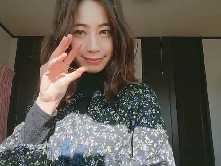 のインスタグラム：「久々に #ストレートアイロンナノケア でスタイリング動画🎥❣️ . ①全体を波巻き(ダックカールとかで上下の髪の毛を留めると巻きやすい) ②ゴムで、前髪を含む頭頂部をお団子に縛る(サイドの前髪を少し引き出してニュアンスを出すのがポイント) ③出てきてしまった髪の毛をあめピンで留める ④余った前髪やお団子の毛先を波巻き ⑤最後に全体をWAXで揉み込む . ヘアアレンジするだけで、ファッションのプラスアルファになるからオススメ😘💕 . @panasonic_beauty #パナソニックビューティ #パナソニックビューティ美容部 #ストレートアイロンナノケア #美容家電 #PR #メイク道具 #スキンケア #スキンケア用品 #素肌 #メイク動画 #ビューティ #ビューティー #スキンケアマニア #美肌 #美肌効果 #美肌ケア #ヘアアレンジ動画 #アレンジ動画 #スタイリング動画 #ヘアケア #時短アレンジ #梅雨 #梅雨対策 #セルフアレンジ #セルフアレンジ動画 #selfarrange」