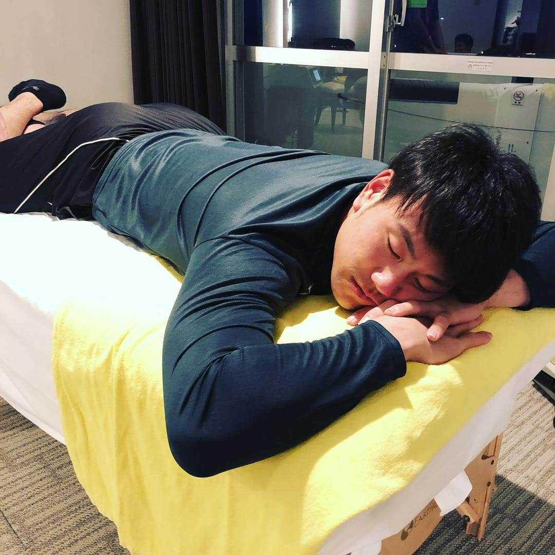 北條史也さんのインスタグラム写真 - (北條史也Instagram)「マッサージ気持ち良すぎて寝てる。笑 #中谷将大 #寝たふり #1回取り直し」1月30日 18時35分 - f.hojoh