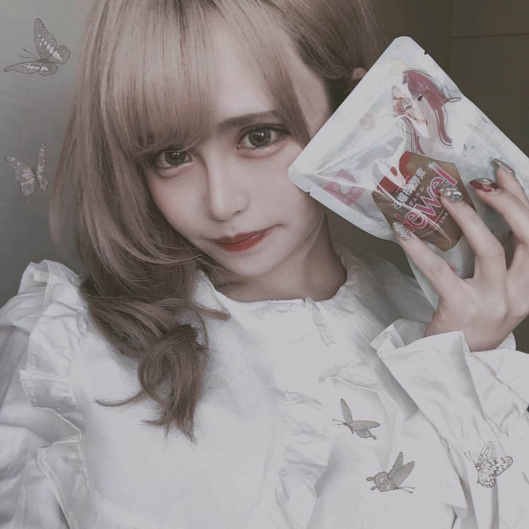 日向すずさんのインスタグラム写真 - (日向すずInstagram)「最近色んなダイエット試してるんだけど、ずーーっと気になってたお嬢様酵素(@rivaland_ojyosamakouso )ついにゲットした😭🖤 断食とかファスティング大好き芸人だからこれでまた2日くらいファスティングします！ 1食1つ分と考えて６袋入りだから2日間のファスティングにちょうどいいと思ってこれにした！しかも6袋で100円だった！（笑）さすがに即ポチした😂 飲むの楽しみ♥️ #お嬢様酵素jewel #お嬢様酵素 #プチ断食 #ファスティングダイエット #1箱100円」1月30日 18時45分 - osuzudashi_