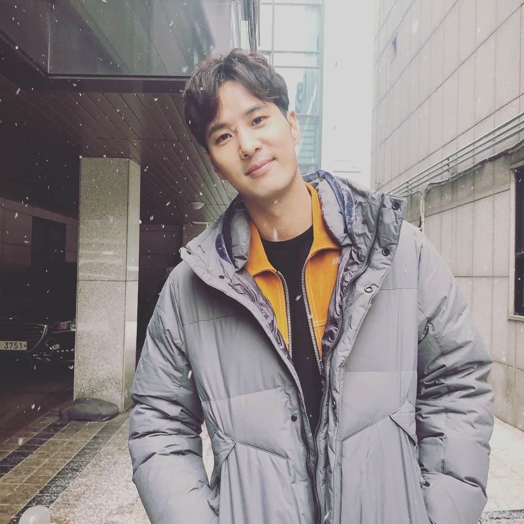 キム・ジソクのインスタグラム：「오랜만에 일나왔는데  오랜만에 눈이오네❄️☃️ (시적감성폭팔)」