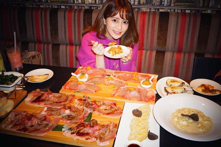 谷亜沙子さんのインスタグラム写真 - (谷亜沙子Instagram)「ここで食べた特大炙り肉寿司が🙆‍♀️🍣その場でバーナーで炙ってくれるよ！ チーズがかかったラムチョップがかなりオススメ！私ラム苦手なのだけど臭みもなくてここのは6本たべたよ！ 生牡蠣もパスタも…デザートも…メニューの種類がかなり多い！  私は密かに店の全メニュー制覇を試みている。  学芸大学の駅から2分のFirenze❗️ #Firenze #instagood #instafood #foodstagram #italian #pasta #l4l #学芸大学」1月30日 18時54分 - asyakodayo