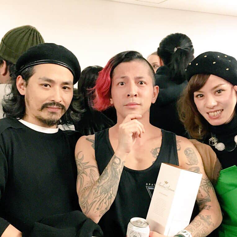 azumiのインスタグラム：「こないだのDragonAshツアーファイナル、ずっと鳥肌で泣けてきた。なんてカッコイイ男たちなのだ。20周年おめでとう！  ずいぶんと付き合いが長くなったもんだね… #Kj  #BOTS  #SHIGEO  #azumi  #dragonash  #SBK  #wyolica #steadyandco #onlyholystory  #ILMARI いないけど」
