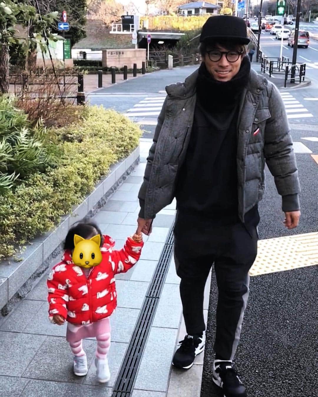田村淳のインスタグラム：「すげぇ寒いのに外に出たがるので、受験勉強の休憩時間にお散歩」