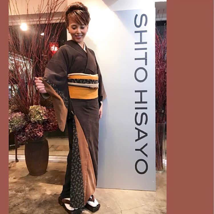 麻美さんのインスタグラム写真 麻美instagram 紫藤尚代先生のお着物 Shitohisayo マイケルジャクソンの衣装や 中森明菜さんのdesireの 斬新な和服の 衣装 数々の名作を手掛ける先生のお着物が着れて 本当 に嬉しかった 着付けして
