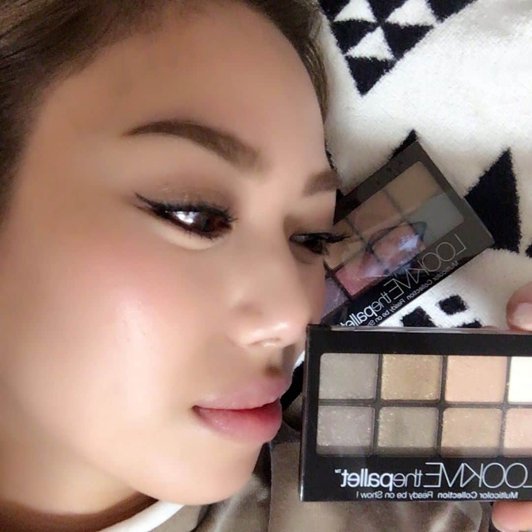 中谷紋菜のインスタグラム：「@lookmecosmetics_official  アイシャドウパレット大活躍✨✨ 普段使いは #nudeshineeyeshadow 👀👀 発色も良いんです🙋  目の下には #serumdeddbar を使用。 滑りが良くてしっとりした感じ!! #spf50 は嬉しい😆✨ #cosmetics#lookmecosmetics_official #lookme#ルックミー#lookmerougdecrillon#ヌードシャインアイシャドウ #glamshineeyeshadow #最近の目元事情  話全く変わるんだが 最近のタクシーてシートヒーターついてんだね!!オリンピック頃にはもっと増えているらしい。日本凄い!!笑」