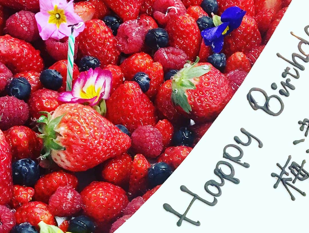 海老原優香さんのインスタグラム写真 - (海老原優香Instagram)「happy birthday🎂💕 今日は梅津さんのお誕生日でした🙈✨ OA後に、とくダネ!みんなで とっても大きなケーキでお祝いをしました😋 ＊ #happybirthday #梅津アナ #birthday#cake#🍓」1月30日 20時36分 - ebioffi