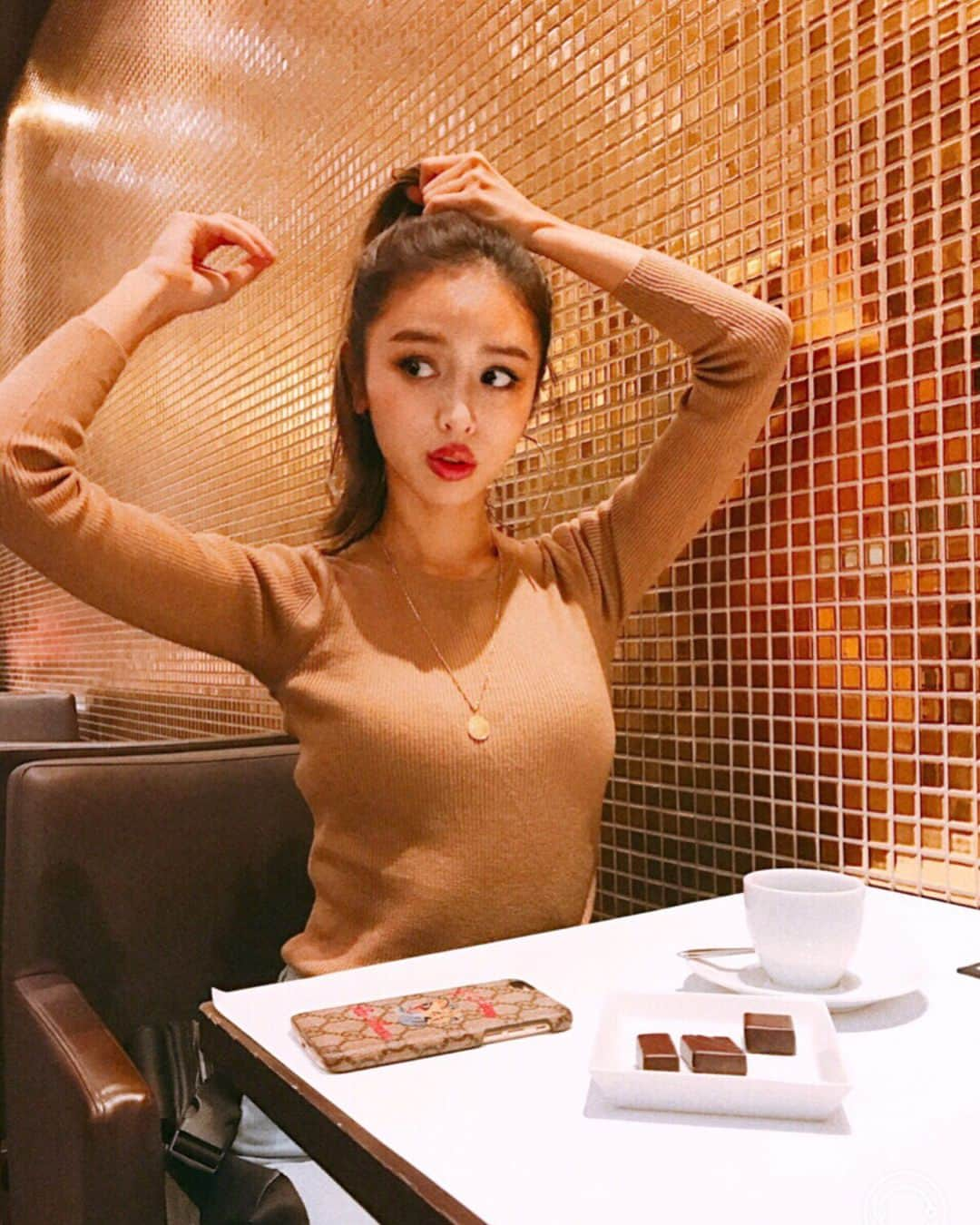 加治ひとみさんのインスタグラム写真 - (加治ひとみInstagram)「🍫♥️ - - チョコレート毎日食べるくらい好きなんだ✌🏻️ 鏡がないと髪ってうまく結べないねw 結局いつも諦める笑 #かぢコーデ」1月30日 21時54分 - kaji_26