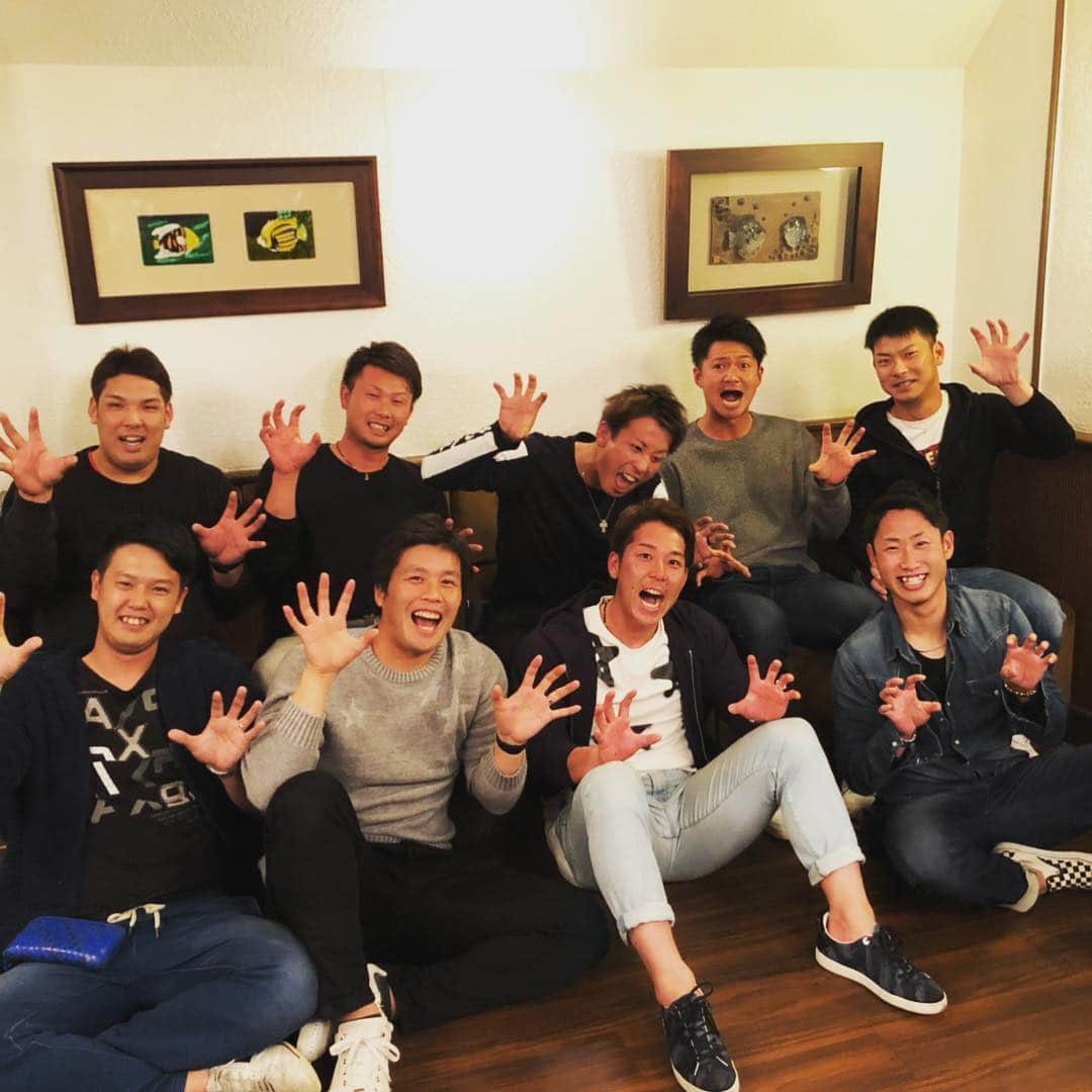 鈴木大地のインスタグラム：「石垣島に来ました✨ ということで毎年恒例の同級生会🎵 シーサー😁 頑張ります✊️」