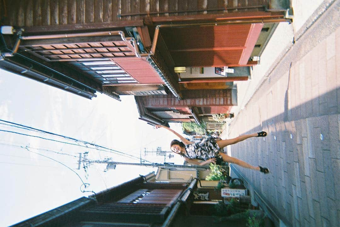 落合恭子のインスタグラム：「🕴 パンチラしてない奇跡 . 冬の金沢も行ってみたいなー🕴 . Kanazawa, Ishikawa #jump #panchira #kanazawa #filmphotography #instatravel #rvca #instalike」