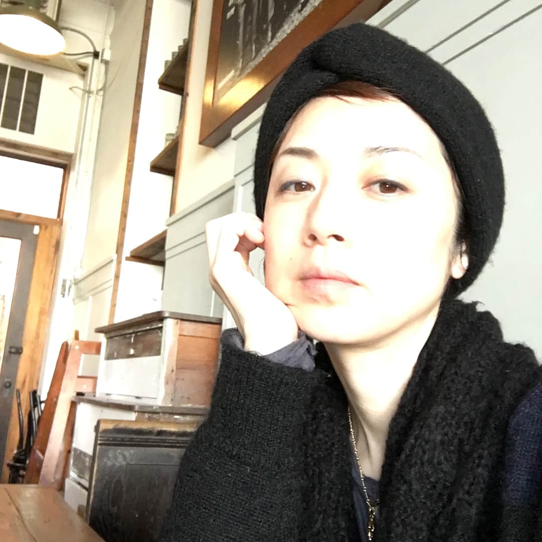 高岡早紀 さんのインスタグラム写真 - (高岡早紀 Instagram)「自分だけのゆったり時間。。 東京では出来ないことのひとつ。 楽しい。。。 #ひとりカフェ」1月31日 8時14分 - saki_takaoka