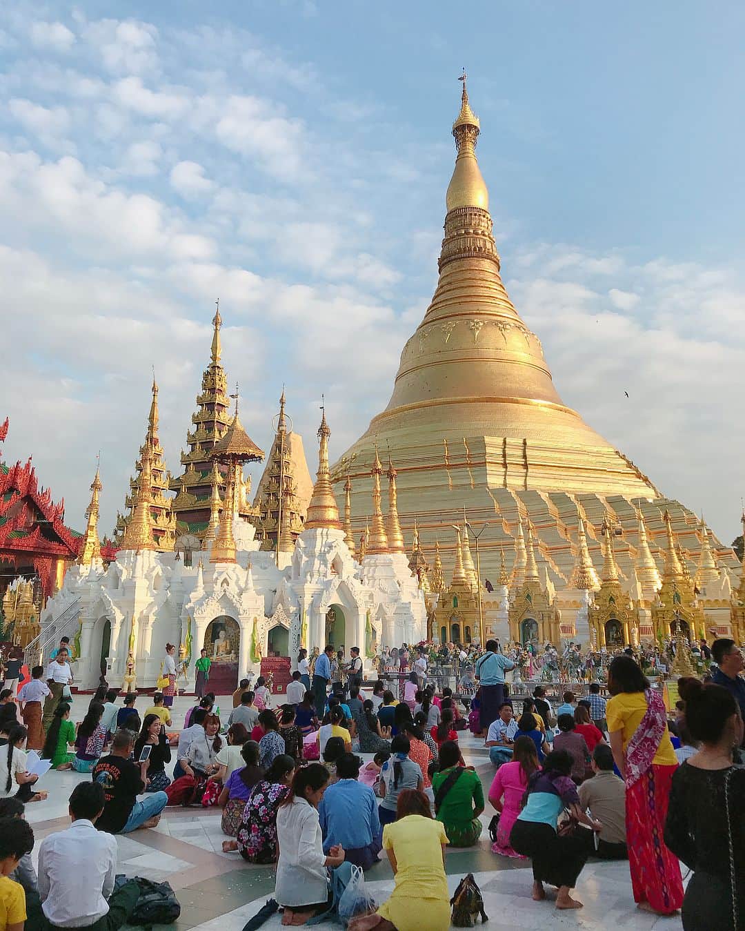 カレンさんのインスタグラム写真 - (カレンInstagram)「ミャンマー遠征のオフの時間に、 こんな神々しい所にも連れて行って頂きました🕌✨ ひたすら黄金に輝く寺院🙏💛 とても神聖な場所で、そして大きな仏塔は圧巻でした🔮⚜️💫 写真は @yokoching さんが撮ってくださいました🤫 #ShwedagonPagoda #Myanmar #yangon #japanesegirl #me #シュエダゴンパゴダ #ミャンマー #寺院」1月31日 1時35分 - cjd_karen