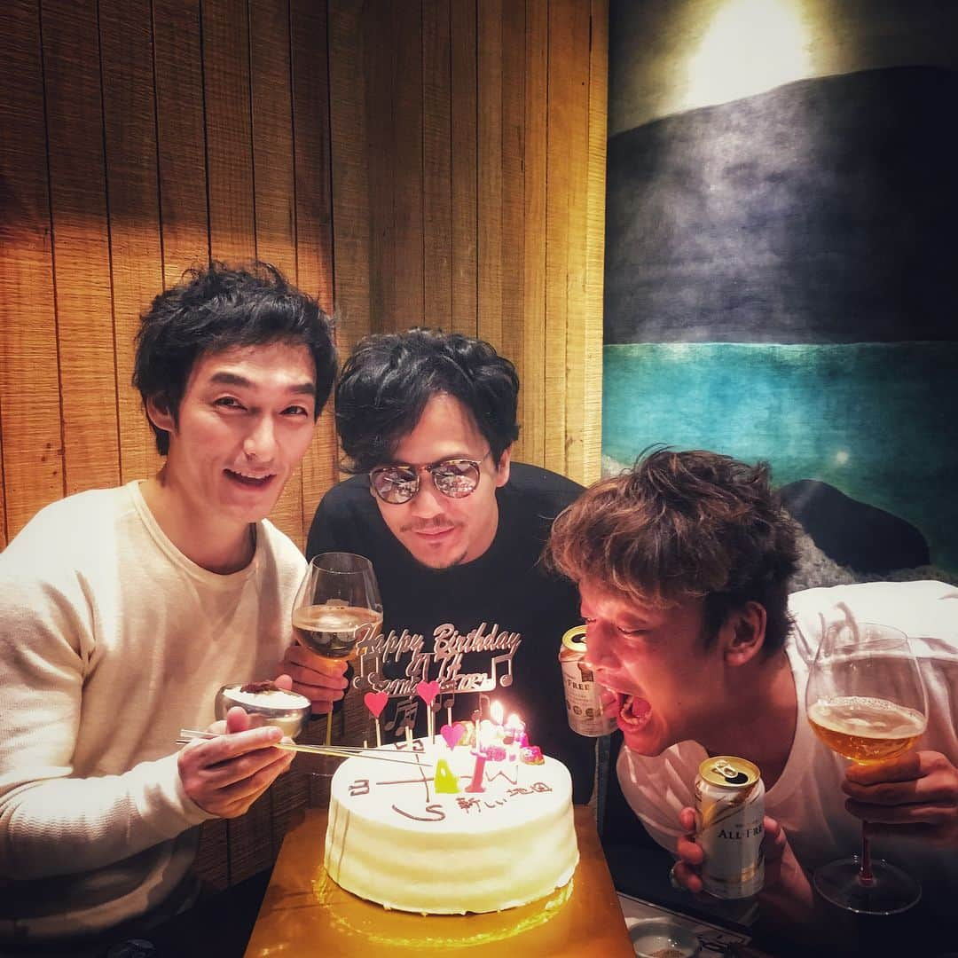 香取慎吾さんのインスタグラム写真 - (香取慎吾Instagram)「みんな楽しい誕生日をありがとう！ 41歳香取慎吾 はちゃめちゃに みんなと遊び倒します！ アイシテマース！！！ #abematv #誕生日 #香取慎吾 #稲垣吾郎 #草彅剛 #韓国 #新しい別の窓 #乾杯 #オールフリー」1月31日 2時47分 - katorishingo_official