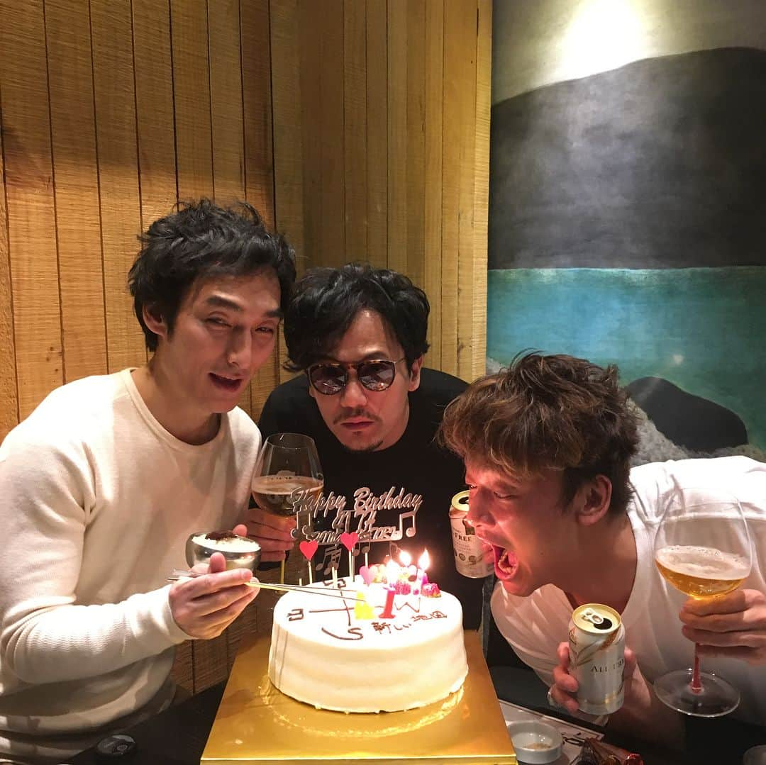 香取慎吾さんのインスタグラム写真 - (香取慎吾Instagram)「みんな楽しい誕生日をありがとう！ 41歳香取慎吾 はちゃめちゃに みんなと遊び倒します！ アイシテマース！！！ #abematv #誕生日 #香取慎吾 #稲垣吾郎 #草彅剛 #韓国 #新しい別の窓 #乾杯 #オールフリー」1月31日 2時47分 - katorishingo_official