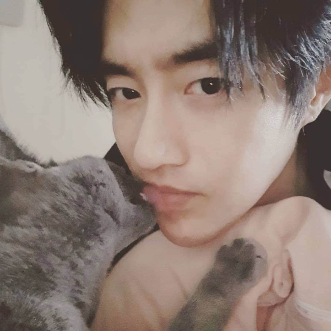 ミヌのインスタグラム：「니 뽀뽀 고마운데 솔직히 좀 따가워... 😂💦」