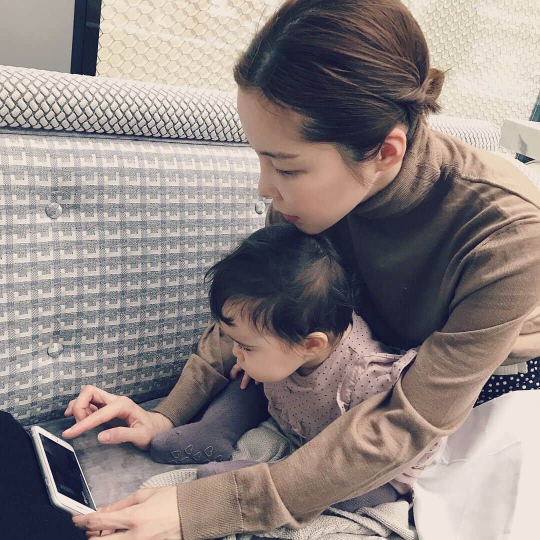 MEGのインスタグラム：「娘が一歳になったのでお祝いに、ファーストアフタヌーンティーをしてきました。まだ見るだけだけど。 大きくなっても毎年、誕生日にはゆっくりお茶を飲みながら甘味をつまんで、ついつい２時間くらいお喋りしてしまうような親子でいたいです。#1stafternoontea #1歳 #満1歳 #おめでとう #birthday」