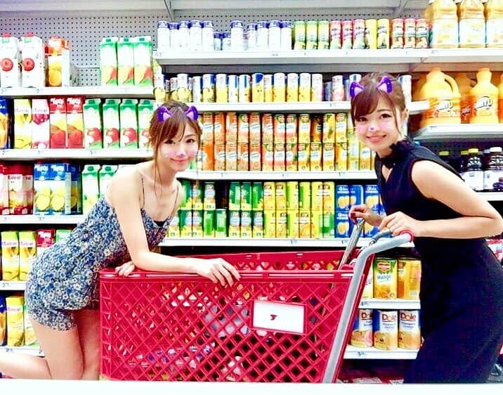 美波千夏さんのインスタグラム写真 - (美波千夏Instagram)「おはよーん❤️ 今日は健康診断へ！1年に1回お昼過ぎまでめちゃくちゃお腹が空く日…（笑）耐えろー😱 今日も頑張っていきましょー⭐︎ . 写真はグアムのスーパーでの1枚☺️ . . 🌎📍グアム🇬🇺 Kマートはディスカウントストア！日本でいうとホームセンターみたいな感じです。お菓子含め、Tシャツやキーホルダーなどお土産を見るのに最適！ただし果物や野菜などは売ってないので注意です。私が行ったところはパンの種類も少なかったです！ ☆=====================================✈︎ #グアム #guam #ビジョビ #マイトリ  #japanesegirl #asiangirl #Kマート #kmart #南国 ##instaguam_cp ✈︎=====================================☆」1月31日 7時32分 - chinatsu_minami