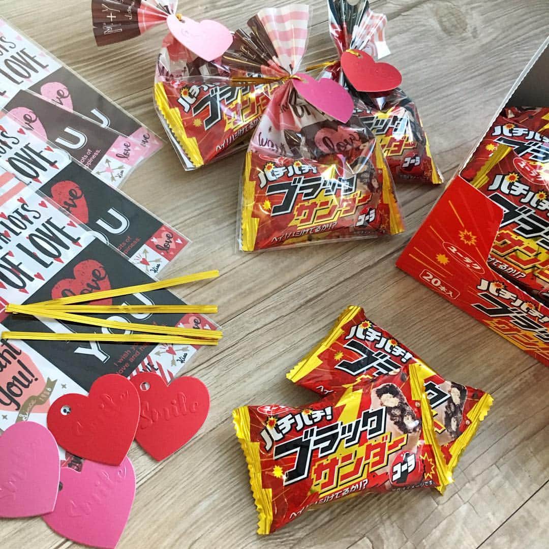 cando/キャンドゥさんのインスタグラム写真 - (cando/キャンドゥInstagram)「キャンドゥでしか買えない義理チョコ‼︎ #4個100円有楽パチパチブラックサンダーコーラ #1箱20個入り 500円（税抜） #クリアバッグS6P ハートスケッチT付 #キャンドゥ #cando #100均 #100円ショップ #お菓子 #ブラックサンダー #コーラ #有楽製菓 #キャンドゥ限定 #チョコレート #バレンタイン #義理チョコ #パチパチブラックサンダーコーラ」1月31日 17時57分 - cando_official