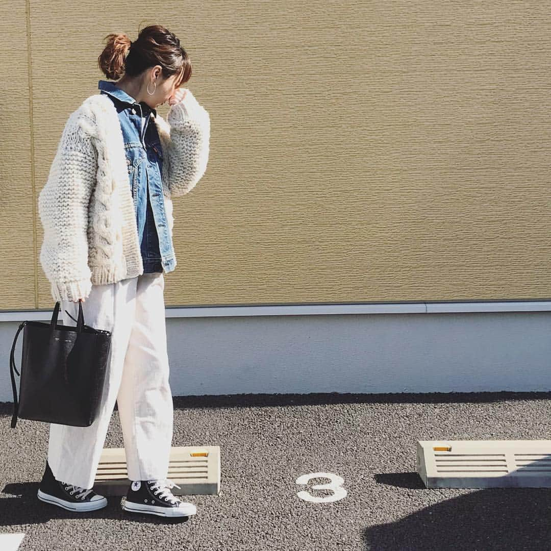 010iii_k_kot_kot__40のインスタグラム：「#ootd #outfit #fashion #fashionstyle #newin #instafashion * * つい先日、ベッドルームの加湿器に足を引っ掛け スローモーションで倒れそうになる加湿器を完全に倒れないように捕まえようと手を伸ばしたらリーチが足りず指先で「ちょん」と押して余計に倒してしまった🐻です。 ←長っ。 夜中に大洪水😱😱😱 * 旦那さんに「倒すの手助けしてどうする😑」と呆れられた ←拭くの手伝ってくれたけど😂 * 本当に鈍臭いわぁ私💦 * * この前の#Gジャン もふもふガーデと着てみました❤️ * #converse #zara #celine #levis #code #coodinate #simple #コーデ #コーディネート #シンプル #シンプルコーデ #ママコーデ #デニム #ホワイトにデニム❤️#春っぽいお色で🌸#明日また雪降るとか☃️#早く美容院行きたい！#髪の毛切りたい！#カラーも変えたい！#今日の服 #今日のコーデ」