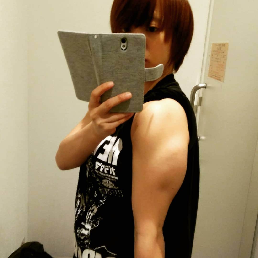 中島翔子のインスタグラム：「きょうも三頭が、もれてる！今年こそ中井りんさんみたいな身体になるべくがんばる。 #筋トレ女子 #筋トレ #筋トレ部 #上腕三頭筋 #大きくなれよ」