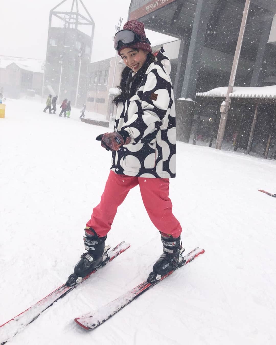 井桁弘恵さんのインスタグラム写真 - (井桁弘恵Instagram)「ㅤㅤㅤㅤㅤㅤㅤㅤㅤㅤㅤㅤㅤ ZIP!ロケのオフショット⛷ スキーは小学生ぶりだったから、 緊張で、だめだめだったけど 楽しかったぁ、、！ 今季もう一回くらい行けたらいいな☺️✌️ #スキー#スキーウェア#オフショット #さらさらのパウダースノーに初めて触れました#感動」1月31日 9時59分 - igetahiroe23