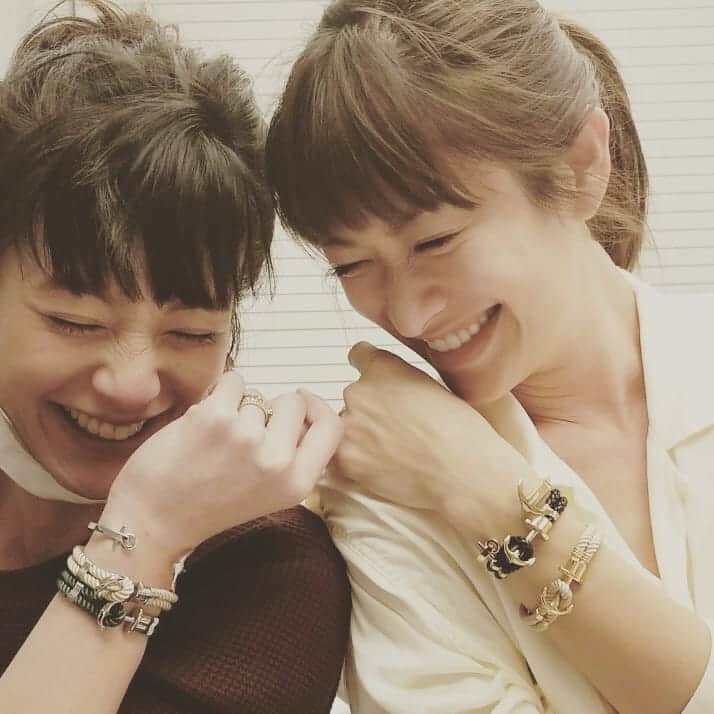 西山茉希さんのインスタグラム写真 - (西山茉希Instagram)「２月を目前に。  スタイリストさんからプレゼントされたオソロアイテム⭐⭐⭐ #バレンタイン #ハッピーなプレゼント #選べる楽しさあり #ふたりでそれぞれのカラーチョイス #山ちゃんゴールド #西ちゃんシルバー #ポールヒューイット  @paul_hewitt_japan  新しいアクセは 女性のテンションをあげてくれる。  #アクセマジック #喜ぶ楽しむ #西山田  @yu_yamada_  平ちゃんありがとふ。」1月31日 11時02分 - maki.nshiyama50