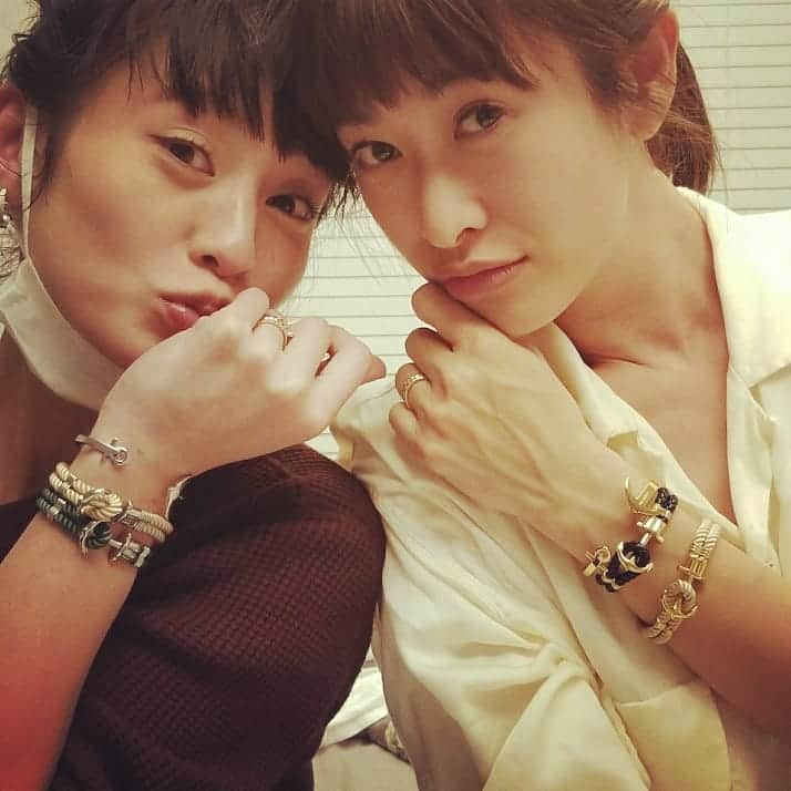 西山茉希さんのインスタグラム写真 - (西山茉希Instagram)「２月を目前に。  スタイリストさんからプレゼントされたオソロアイテム⭐⭐⭐ #バレンタイン #ハッピーなプレゼント #選べる楽しさあり #ふたりでそれぞれのカラーチョイス #山ちゃんゴールド #西ちゃんシルバー #ポールヒューイット  @paul_hewitt_japan  新しいアクセは 女性のテンションをあげてくれる。  #アクセマジック #喜ぶ楽しむ #西山田  @yu_yamada_  平ちゃんありがとふ。」1月31日 11時02分 - maki.nshiyama50