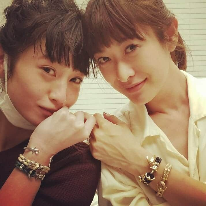 西山茉希さんのインスタグラム写真 - (西山茉希Instagram)「２月を目前に。  スタイリストさんからプレゼントされたオソロアイテム⭐⭐⭐ #バレンタイン #ハッピーなプレゼント #選べる楽しさあり #ふたりでそれぞれのカラーチョイス #山ちゃんゴールド #西ちゃんシルバー #ポールヒューイット  @paul_hewitt_japan  新しいアクセは 女性のテンションをあげてくれる。  #アクセマジック #喜ぶ楽しむ #西山田  @yu_yamada_  平ちゃんありがとふ。」1月31日 11時02分 - maki.nshiyama50