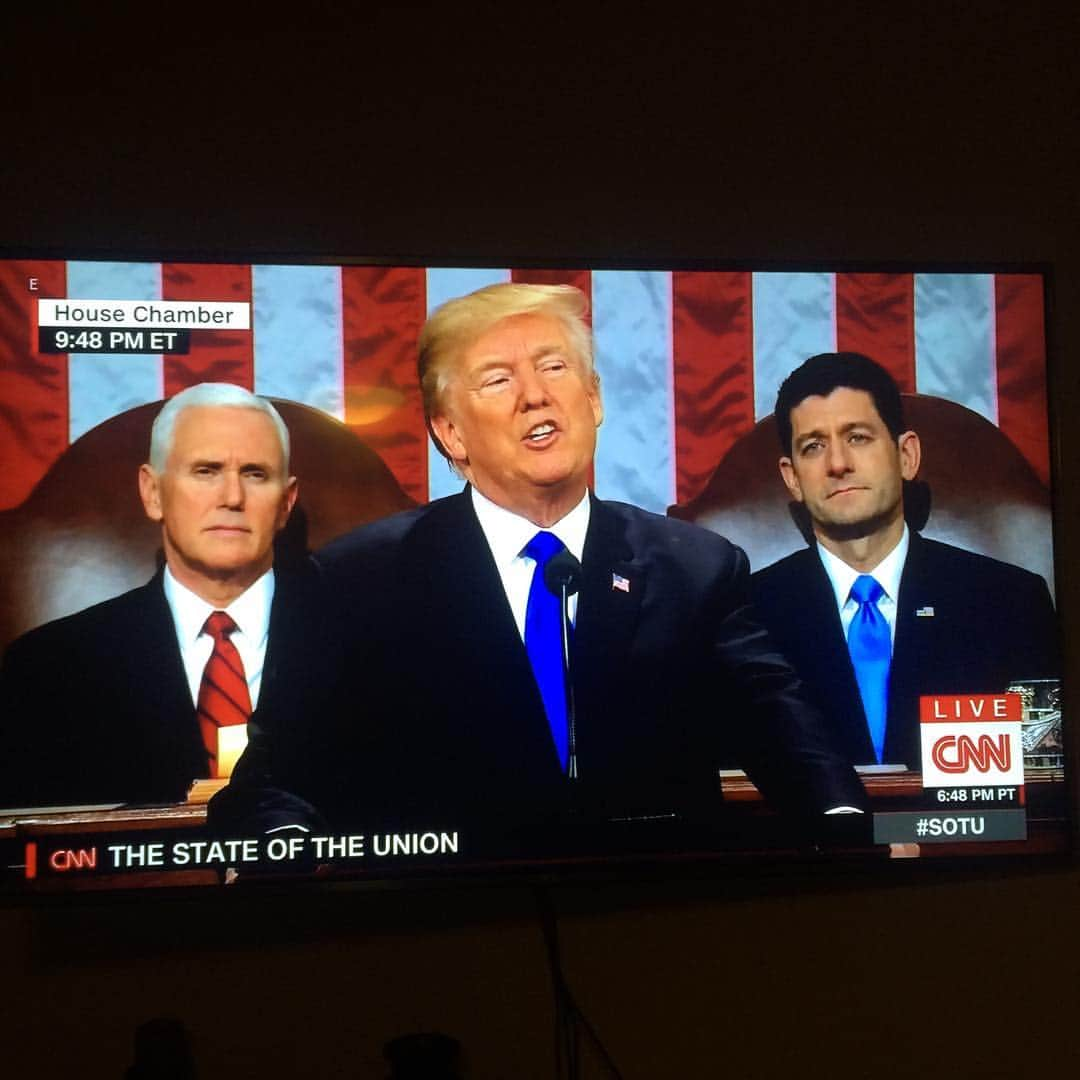 アリー・ヘイズのインスタグラム：「Hmmmmm watching the #sotu ..... any opinions or comments #justcurios」