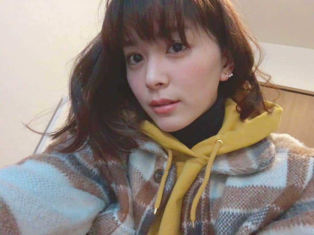 石橋杏奈さんのインスタグラム写真 - (石橋杏奈Instagram)「Star Jewelry ▽ 昨夜きみ棲みをご覧いただいた皆さまありがとうございました🤗 だんだんと嫌な女になってきました笑 星名さんが大好きでたまらないのです そんなきみ棲みでは女子力がめちゃくちゃ高い役なのですが毎度毎度アクセサリーやファッション ヘアが可愛いんですよ✨✨✨ ちょっと写真じゃちっちゃくてわからないかもですが劇中で着用していたイヤリングを一目惚れしてGETいたしました🤤 私はピアスの穴があいていないのでイヤリングなんですが(怖くてあけられない)イヤリングにみえないイヤリングが好きで... まさにどストライクでした😇 シリコンのキャッチも裏にさりげなくついているので落ちにくくてありがたいです ふふ △ #女子力高い女子 #飯田彩香 #好きな人しか目に入らない #恋は盲目と言いますが #盲目どころではない女です笑 #StarJewelry #石橋杏奈」1月31日 13時11分 - annaisbs_92