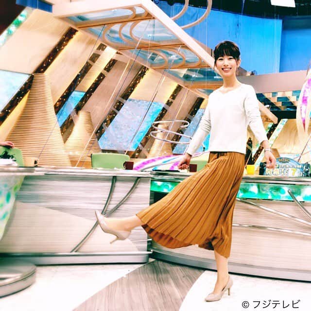 フジテレビ「とくダネ！」のインスタグラム：「はーるよ、来いっ🌸と言わんばかりの海老原アナ🎎 今週はまた週末関東でも雪予報です…🌨天気予報を要チェックですね👀  #とくダネ #海老原優香 #春っぽい服」