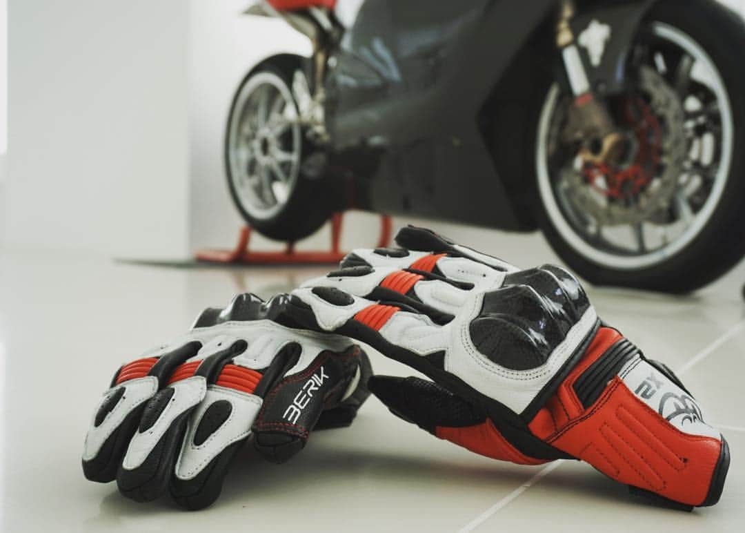 berikさんのインスタグラム写真 - (berikInstagram)「BERIK NEW CARBON GLOVE  #berik #carbon #glove #biker #racing #newmodel #dainese #taichi #five #alpinestar #pista #べリック #グローブ #バイク用 #サーキット #カーボンプロテクター #新作 #人気モデル #峠 #走り屋 #おしゃれスタイル #バイクファッション #ガレージハウス」1月31日 14時04分 - berik__official