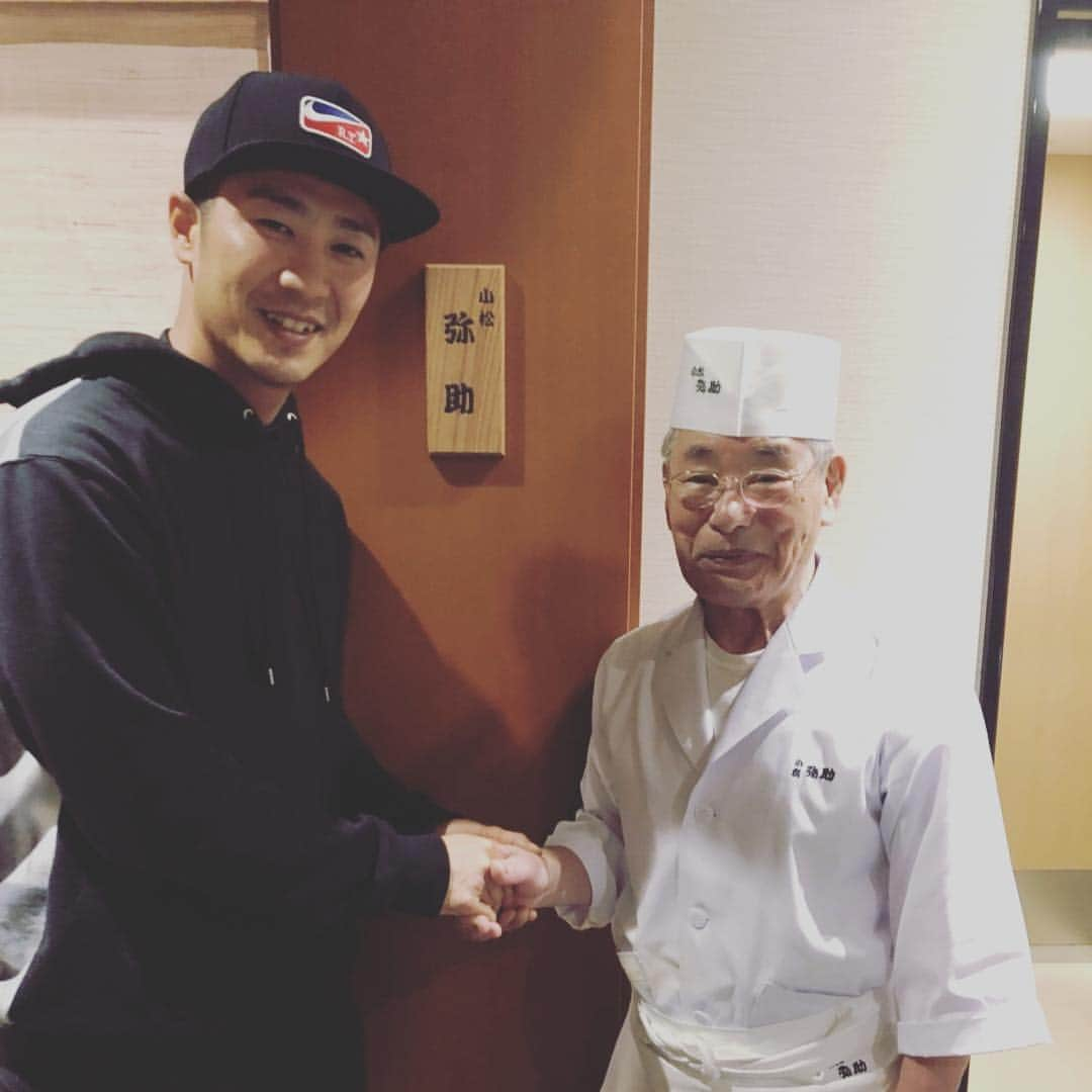 西岡剛さんのインスタグラム写真 - (西岡剛Instagram)「先日どうしてもお会いしたい方とやっと出会えました。 小松弥助の大将、森田一夫さんです。 86歳でも現役でお寿司を握られてます。 いろいろ話しをしていただき勉強させていただきました！ 「食べてくれる職人がいるから作る職人がうまれる！」 「野球も見てくれる職人がいるからプロ野球選手がうまれる」この言葉には僕自身、すごく重みを感じました。 ありがとうございました！ ちなみに大将は大の阪神ファンで年に何度か甲子園まで見に来られるみたいで、見に行ったら負けて楽しく打ち上げもできない！今年は頼むで！ と気合いいれてもらいました👍  #小松弥助#森田一夫#阪神タイガース #西岡剛」1月31日 14時05分 - tsuyoshinishioka_official