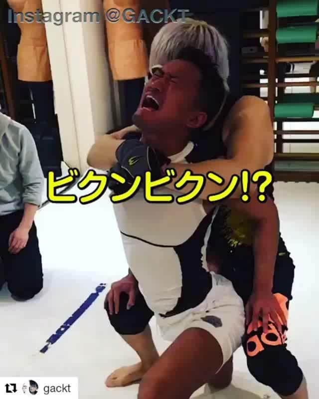 のインスタグラム：「真面目な話。  GACKTさんから教えてもらったストレッチで蹴りの威力が上がった♪ 【継続は力なり】  本当に痛いけど。。。w  #Repost @gackt  痛い痛いも好きのうち。 I know you like it... @gackt  @genji_umeno #GACKT #gacktstagram #柔軟 #拷問 #stretch #workout #結果は明日」
