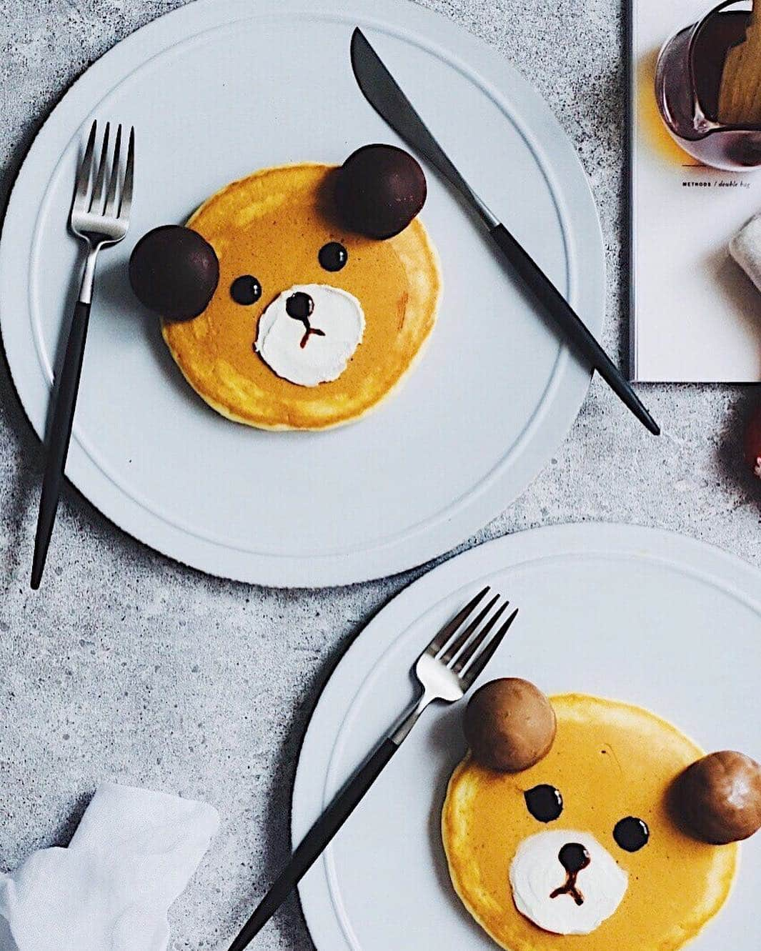 r i n aのインスタグラム：「Loving these bear face pancakes. 🐻 . . . なんと2018年初の投稿！マイペースですが、これからもぼちぼちと更新していきたいと思いますのでよろしくお願いします♩ . 耳がボノボンチョコでできたクマさんパンケーキ。口元はクリームチーズ、目と鼻と口はチョコソース。とっても簡単にできちゃう(笑) . @bonobon_jp #ボノボン#コスパ最強チョコ#30円のぜいたく#コンビニスイーツ#チョコレート#チョコホリック#アルゼンチン#パンケーキ#お菓子好き#お菓子好きな人と繋がりたい#料理好きな人と繋がりたい」