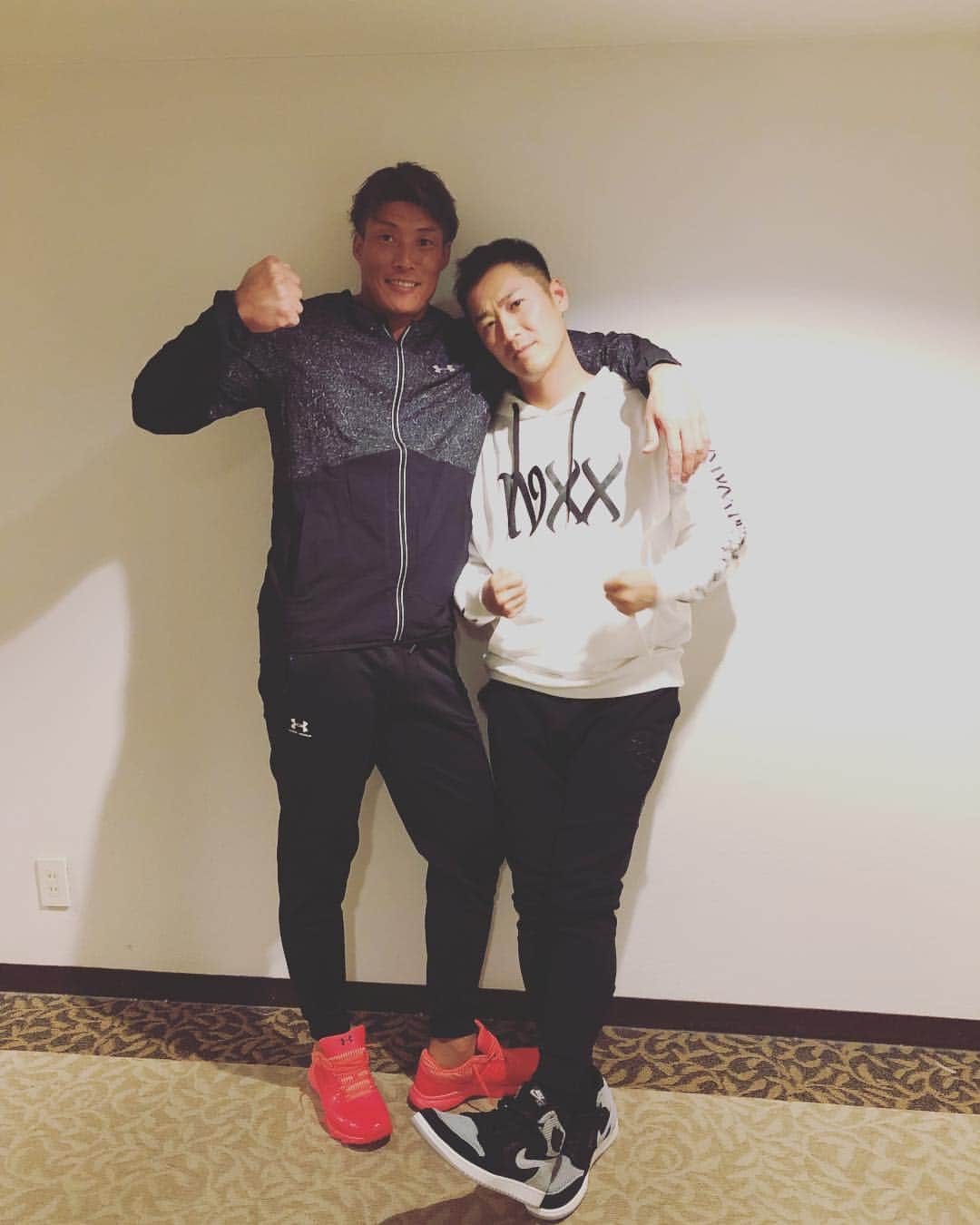 西岡剛のインスタグラム：「スーパーサイヤ人と写真撮ると俺は子供サイズに見える🤣  #阪神タイガース #糸井嘉男#西岡剛#nike #jordan1 @killingtimer2021」