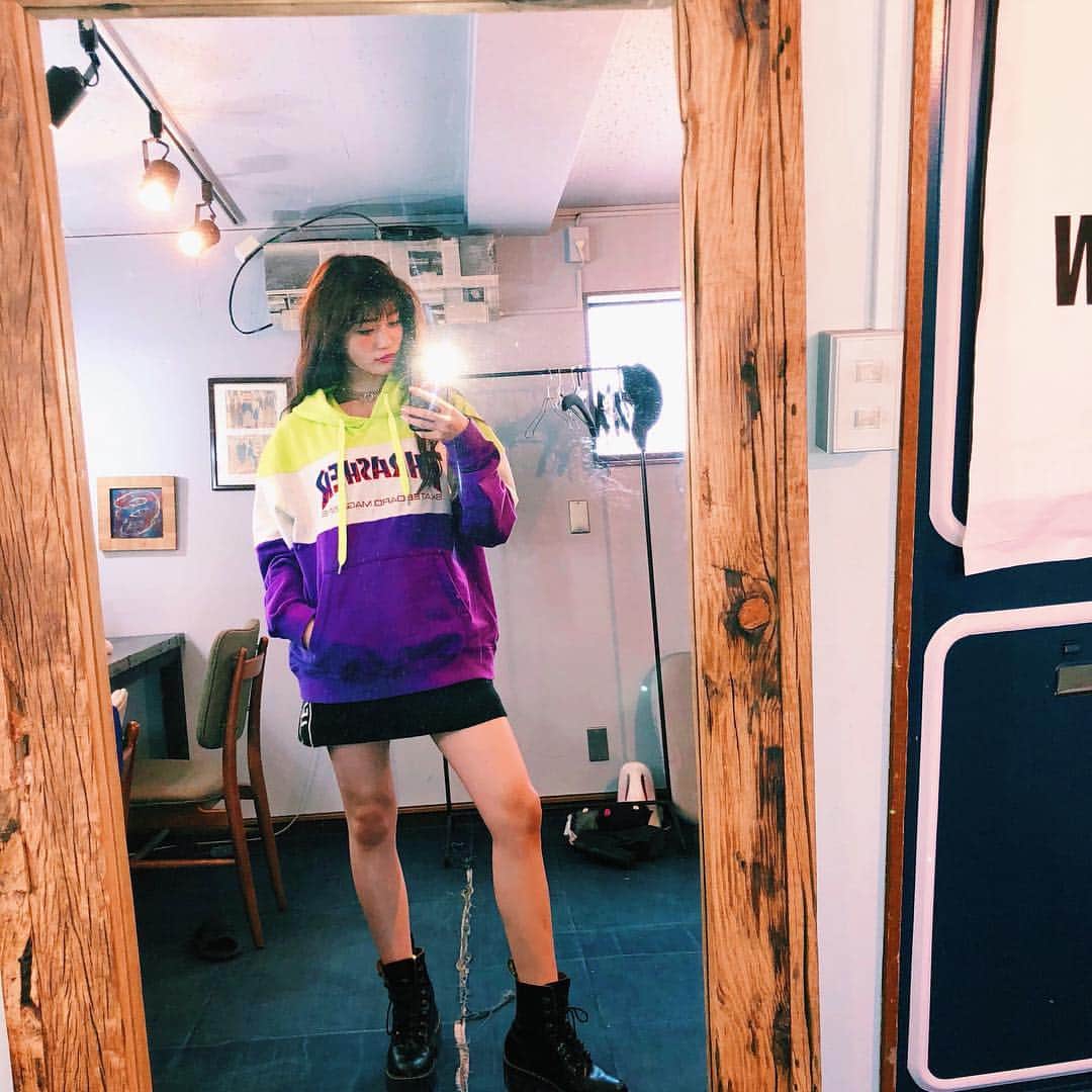 生見愛瑠さんのインスタグラム写真 - (生見愛瑠Instagram)「この色の組み合わせがとてもにすき。⚡️ですんんん！！ #めるのふく #ストリート #yellow #purple #trainer #skirt #shoes #jouetie #xgirl #wego #ootd」1月31日 20時15分 - meru_nukumi