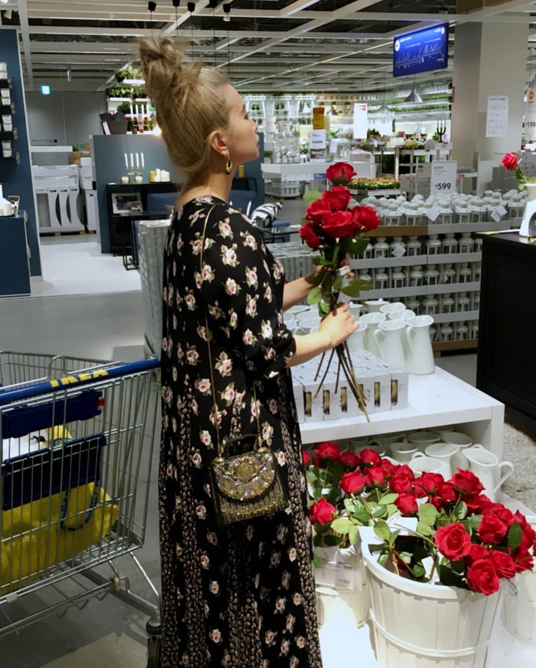 井出レイコさんのインスタグラム写真 - (井出レイコInstagram)「🥀🖤 Other days .... #IKEA 🌹🌹🌹 #ootd #flowerprint #longonepiece #love #rose #shopping 🛒🛒🛒🥀🌹🥀🌹 #おだんごへあー #myhairstyle #everydaystyle  #idereiko #ide_reiko_fashionholic 🥀 あした あさっては また雪☃️？ #Tokyo 今年の冬は ほんとさむいね❄️❄️❄️ 🥀 そして 年明けして 早くも もう1月が 終わろうとしてる. ほんと あっとゆぅま🙊⚡️⚡️ 🥀 今日は#皆既月食 見れるかな...🌖🌗🌕🌔🌖」1月31日 21時19分 - ide_reiko_