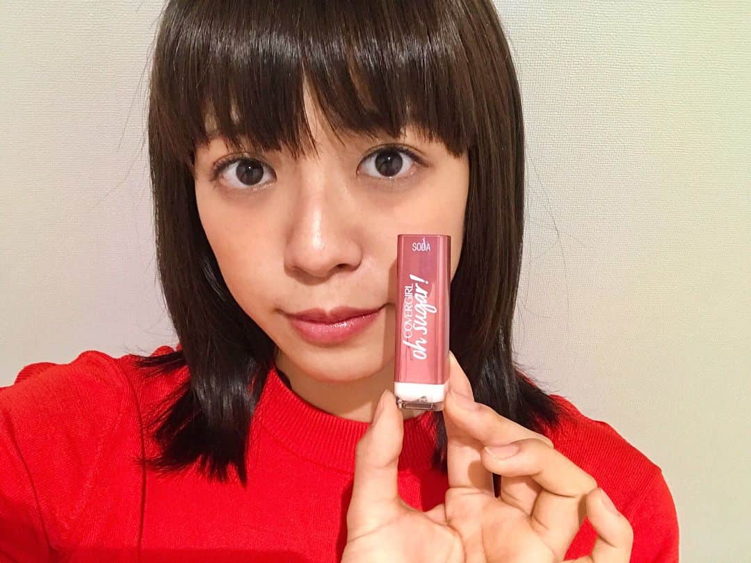 わちみなみのインスタグラム：「ニューヨークで購入したリップ💄 . #COVERGIRL のoh sugar! . 現地の薬局で買ったよ☺︎☺︎ . すっぴんでも使える薄づきのリップを探していたところ見つけたもの⭐️ . 色味はブラウンよりのレッドで1度塗りだとすっぴんにも使えるけれど、 . 2.3度塗ると結構しっかり深みのある赤になるので使い分けてる.( •́ .̫ •̀ ) . 塗ったあとは、シュガースクラブした唇みたいになるからお気に入りでガシガシ使っているよ笑 . キールズの色付きのリップに近いかもしれません🐶 . プチプラなのでニューヨークに行く方は是非🍎 . 実はsugarというブランドの代替品として購入しました。(何色かほしかったのでプチプラで探しました！)ニューヨークの街で綺麗なお姉さんが使っていたので真似して💄流行っているのかな❓ . #ニューヨーク #voce #vocest #わちみなみ #シュガー #sugar #スクラブ #わちコスメ #わち旅」