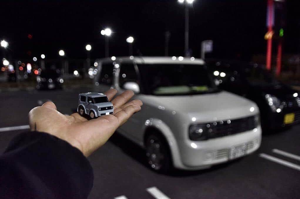 日産自動車さんのインスタグラム写真 - (日産自動車Instagram)「cubeが、ちっちゃくなっちゃった！？ Photo by @k1mde4l #minicars #ミニカー #手のひらサイズ #cubecar #cubic #lovemycar #ミニカーの旅 #遠近法 #車好きな人と繋がりたい #手のひら #おもちゃ #男のロマン #可愛い #ミニュア #可愛い車 #夜ドライブ #四角い #🚗 #日産キューブ #cube #キューブ #日産 #ニッサン #nissan #nissanjapan #5523」1月31日 21時34分 - nissanjapan