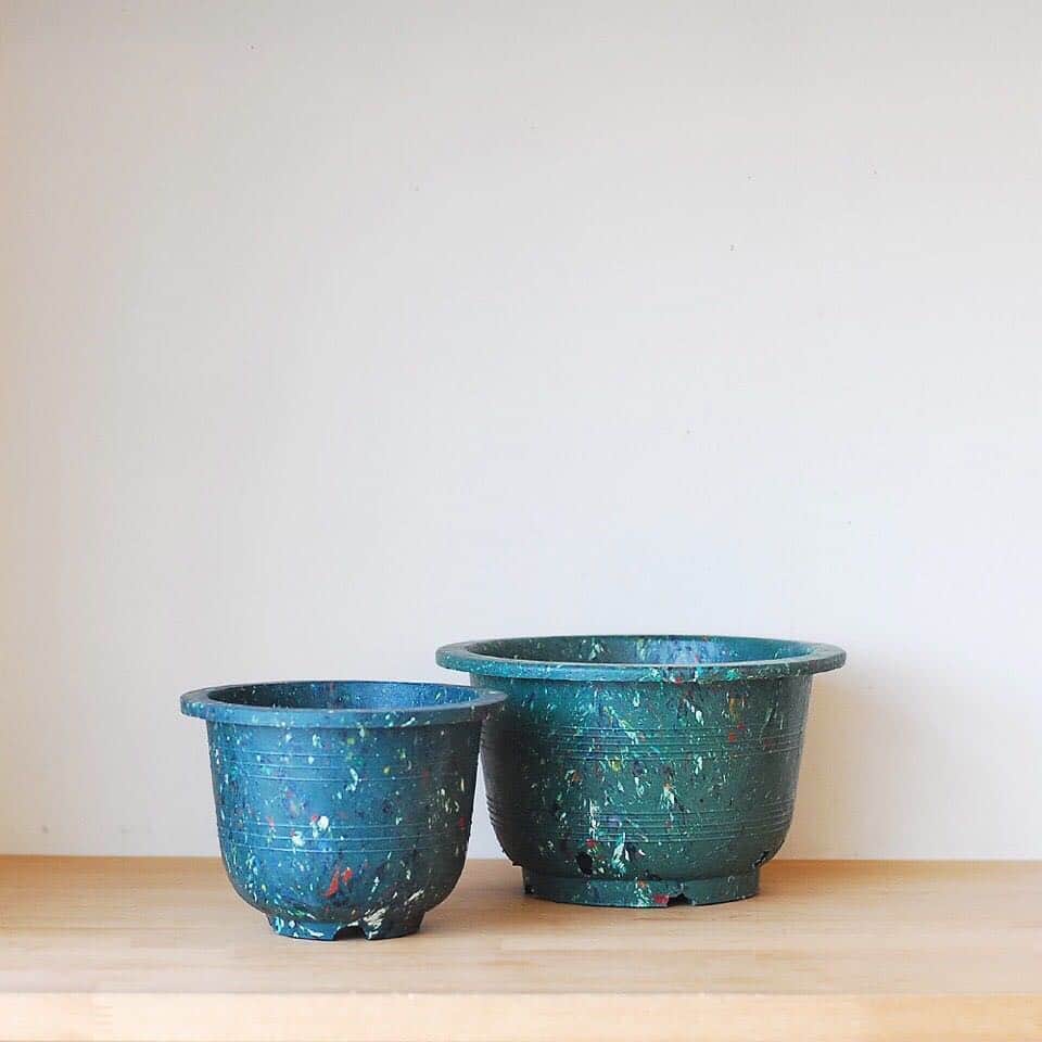 のインスタグラム：「_ ［ HAC by WONDER MOUNTAIN ］ Araheam / アラヘアム " Marble pot " S : 18.5 × h13.5cm ￥600 + tax M : 25 × h15cm ￥900 + tax _  鹿児島のAraheam(アラヘアム)より、リサイクルプラスチックを使用したマーブル模様が特徴的な植物鉢が届いています！ メンズライクな雰囲気が、ありそうでない Araheamオリジナルのグリーングッズ◎ ぜひ、室内や庭先などでグリーンを気軽にお楽しみ下さい。 こちらは、系列店 @hacbywondermountain の取扱アイテムとなります。随時オンラインストアでもご紹介させていただきます。まずは、HAC店頭にてご覧下さいませ。 _  #Araheam #アラヘアム #グリーン #植物鉢 #プランター _  その他多数、グリーンアイテムも入荷しています。 オンラインストアで、チェックしていただけます。 ↓ ↓ ↓ online store / @digital_mountain >http://www.digital-mountain.net/shopbrand/ct437 _ HAC by WONDER MOUNTAIN 広島県福山市明治町2-5 2階 084-983-2740 (11:00 - 20:00 / 火曜定休) > http://hac.digital_mountain.info _ 商品につきましては上記までお気軽にお尋ねください。 ダイレクトメッセージでのご質問もお受けしております。 _ #WonderMountain #ワンダーマウンテン #HACbyWONDERMOUNTAIN #ハックバイワンダーマウンテン #japan #hiroshima #福山 #尾道 #倉敷 #鞆の浦 近く」
