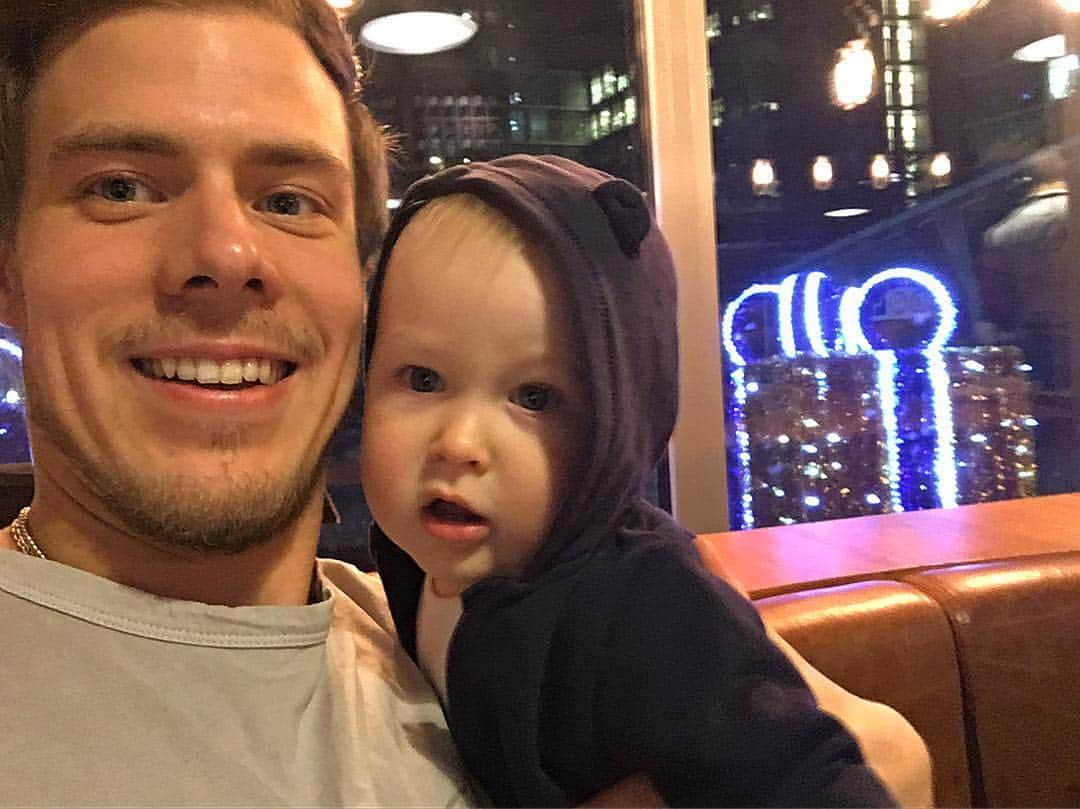 ニキータ・カツァラポフのインスタグラム：「Это мой крестник 💪🏻 Meet my godson 🖖🏻🤑」