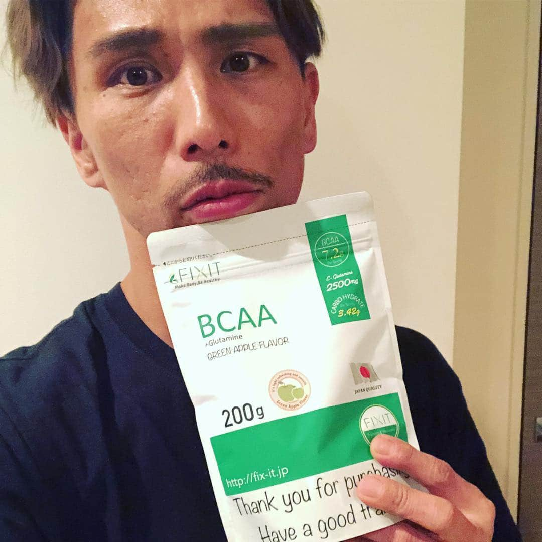 金丸佳右さんのインスタグラム写真 - (金丸佳右Instagram)「サポートして頂いたてるFIXITから待望の〜  BCAAが発売されました〜㊗️🎉 カラダ作りにはプロテインと同じくらい絶対に必要なBCAA‼️ しっかし美味い！グリーンアップル味🍎  めっちゃ溶けやすいし、しかもサイズが丁度良いからカバンに入れて持ち運びやすい👍  BCAA探してた方は是非お試し下さい😏  #bcaa #fixit #新発売 #筋トレ #筋肉 #毎日 #欠かさず #プロテイン #筋肉美容師 @fixit.japan」2月1日 1時47分 - marumaru5528