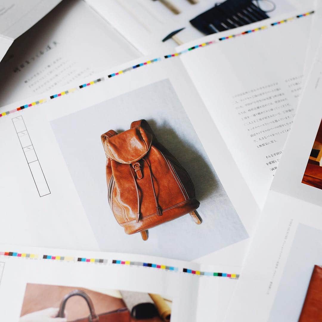 土屋鞄さんのインスタグラム写真 - (土屋鞄Instagram)「春夏BOOKの色校正。みなさまにご覧いただけるまで、もう少し。楽しみにお待ちくださいね。  #土屋鞄ブック #土屋鞄 #土屋鞄製造所」2月1日 11時58分 - tsuchiya_kaban