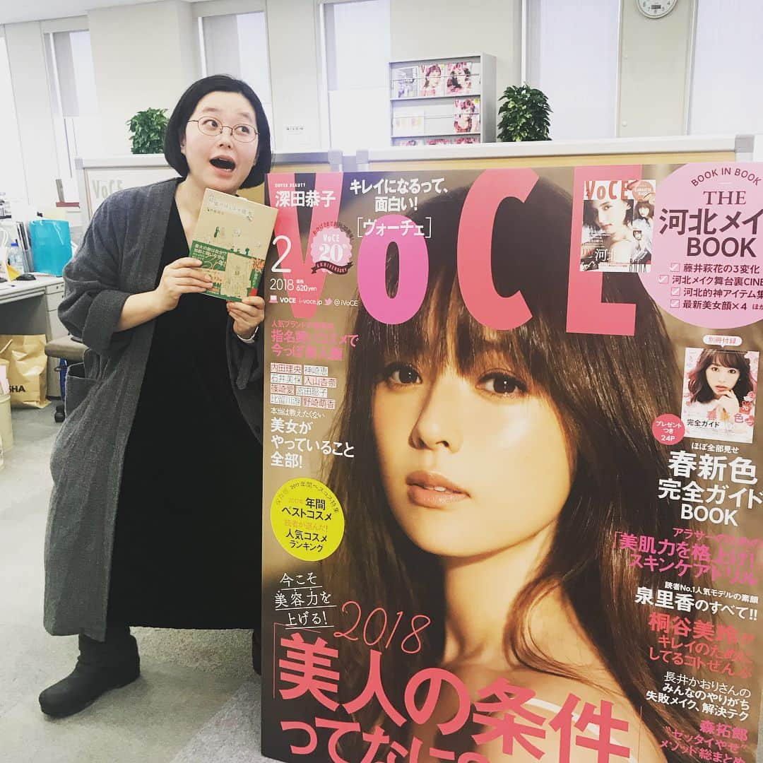 VOCE編集部さんのインスタグラム写真 - (VOCE編集部Instagram)「VOCE大好評連載『女のはしょり道』の伊藤理佐先生が、編集部に遊びに来てくれました〜😆😆 -  VOCEで連載して大丈夫なの⁉️⁉️といつも心配されるほど、美容のはしょりっぷりが半端ない大爆笑マンガも連載ついに１０年を突破😳😳✨✨‼️‼️ - さらに伊藤理佐さんも今年なんとデビュー30周年✨✨㊗️㊗️ - 本連載をまとめた単行本 - ✅第３弾『みたび！　女のはしょり道』 - ✅第２弾の文庫版『また！ 女のはしょり道』（ともに講談社刊） - が絶賛発売中です😆😆✨✨ - また、 ✅昨年11月に『おんなの窓６』（文藝春秋刊） - ✅2月5日に『おかあさんの扉７』（オレンジページ刊） - ✅3月13日には『おいピータン!! 17』（講談社刊） - と、続々と伊藤理佐作品が登場😊😊‼️‼️ -  これら5作品についている応募券を2冊分集めるとオリジナルグッズがもらえる💞伊藤理佐デビュー30周年キャンペーン💞も開催中なので、ぜひチェックを！☝️✨✨ -  みたび！女のはしょり道 ¥806（税別）講談社 絶賛発売中‼️ - #伊藤理佐 #伊藤理佐先生 #女のはしょり道 #はしょりすぎ #マンガ #マンガ好き #漫画 #コミックエッセイ #コミック #プレゼント企画 #おんなの窓 #おかあさんの扉 #おいピータン」2月1日 12時15分 - vocemagazine