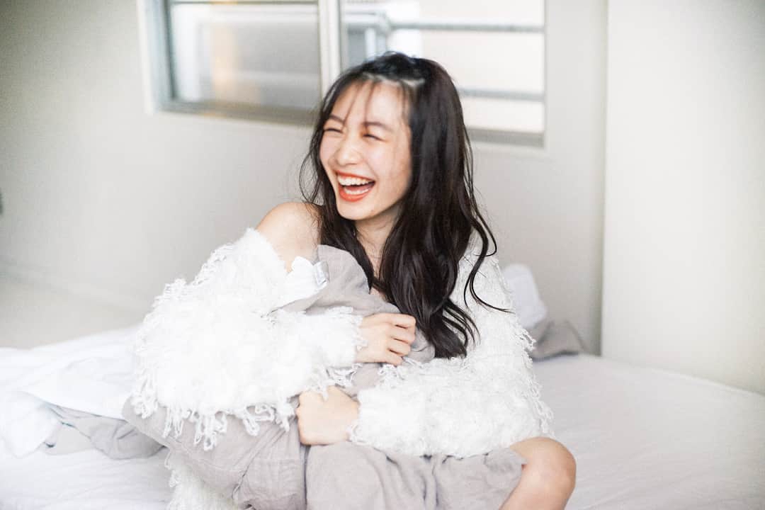 花盛友里のインスタグラム：「何回見ても、こっちまでつられて笑っちゃうんだなぁ♡ ほんとステキな笑顔！ 岡本夏美ちゃん。 足も手もすらりと長くて美しくて、どうやってるの？！って話してたら、毎日テレビの合間とかにも化粧水を塗りまくってるんだってー！！ それを聞いてからわたしも化粧水塗りたくるようにしてるよ笑 ずっと悩まされてたカサカサカかかとに塗りたくってたらカサカサがほんとに無くなって感激したよおばさんは！！♡ . . . Shooting for @seventeenjp_mag  @tomoe___nakayama  @ainomasaki @okamoto_natsumi @cazuco」
